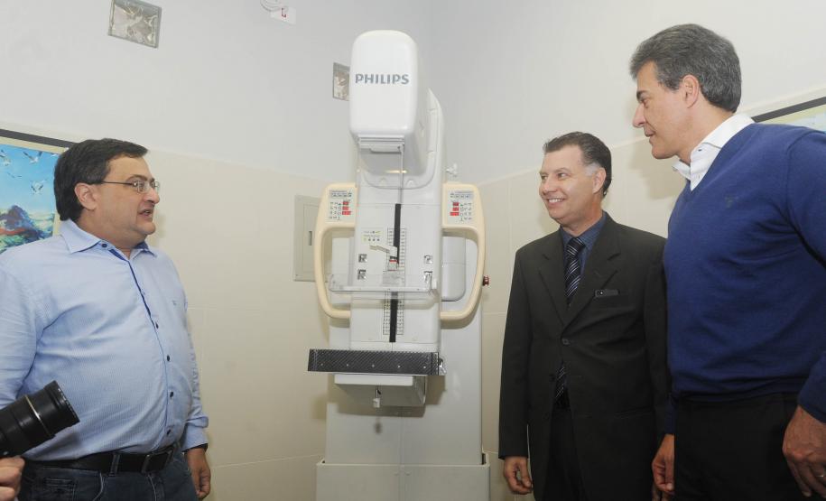Hospital do Trabalhador:Governador entregou para o setor de diagnóstico,um tomógrafo e um mamógrafo, e assinou abertura do edital para construção do anexo da mulher.
Curitiba 27/10/2015