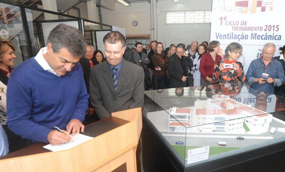 Hospital do Trabalhador:Governador entregou para o setor de diagnóstico,um tomógrafo e um mamógrafo, e assinou abertura do edital para construção do anexo da mulher.
Curitiba 27/10/2015