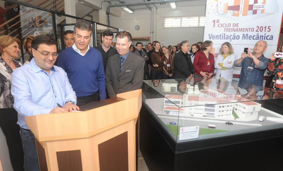 Hospital do Trabalhador:Governador entregou para o setor de diagnóstico,um tomógrafo e um mamógrafo, e assinou abertura do edital para construção do anexo da mulher.
Curitiba 27/10/2015