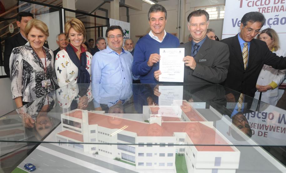 Hospital do Trabalhador:Governador entregou para o setor de diagnóstico,um tomógrafo e um mamógrafo, e assinou abertura do edital para construção do anexo da mulher.
Curitiba 27/10/2015