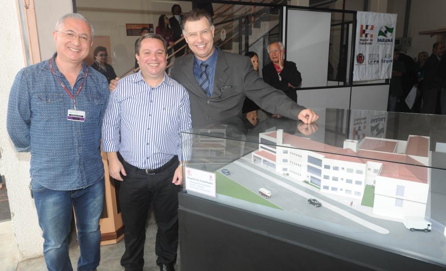 Hospital do Trabalhador:Governador entregou para o setor de diagnóstico,um tomógrafo e um mamógrafo, e assinou abertura do edital para construção do anexo da mulher.
Curitiba 27/10/2015