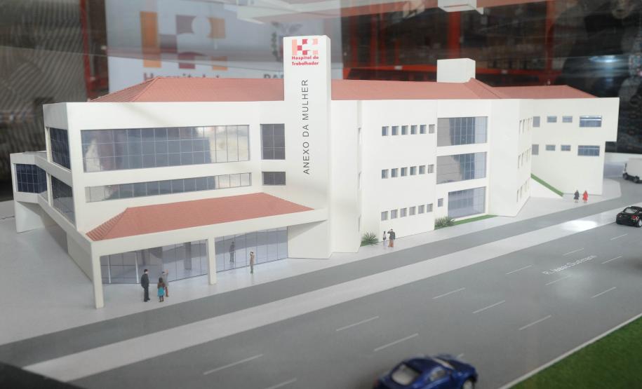 Hospital do Trabalhador:Governador entregou para o setor de diagnóstico,um tomógrafo e um mamógrafo, e assinou abertura do edital para construção do anexo da mulher.
Curitiba 27/10/2015