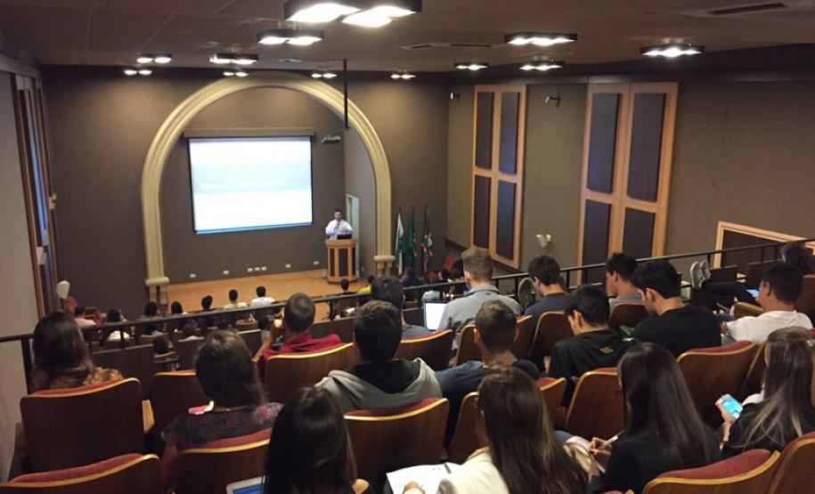 Acadêmicos de medicina participam de curso preparatório para estágio no PS do HT