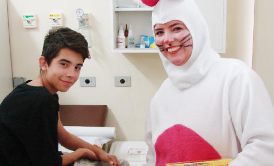 Procedimentos e chocolates. Diego e a "coelhinha" na sala de curativos