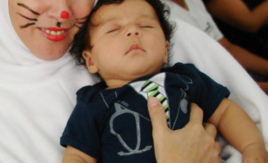 Miguel, com quatro meses, ainda não come chocolate mas aproveitou para relaxar no colo da "coelhinha"