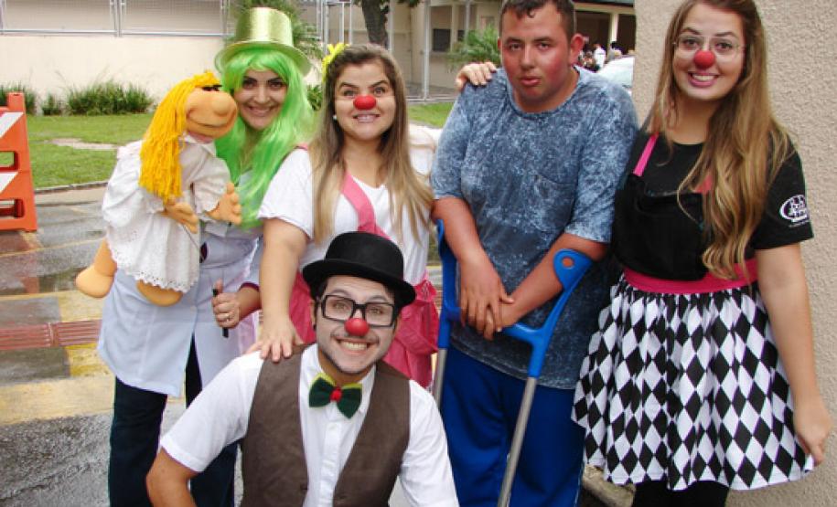 Paciente e Doutores O paciente André Ricardo, 16 anos, não perdeu a oportunidade, pediu logo uma foto junto ao grupo que transformou o ambulatório do HT em um local de inúmeros sorrisos, em um dia especial