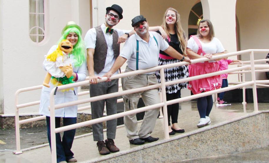 Doutores da Graça As voluntárias Anna e Frederica (fantoche) acompanhadas pelos integrantes do grupo Doutores da Graça, com Severino, Caco Pestana, Dra Calabresa e Castorina