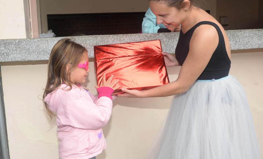 Crianças recebem brinquedos do Hospital do Trabalhador. Curitiba, 10/10/2016