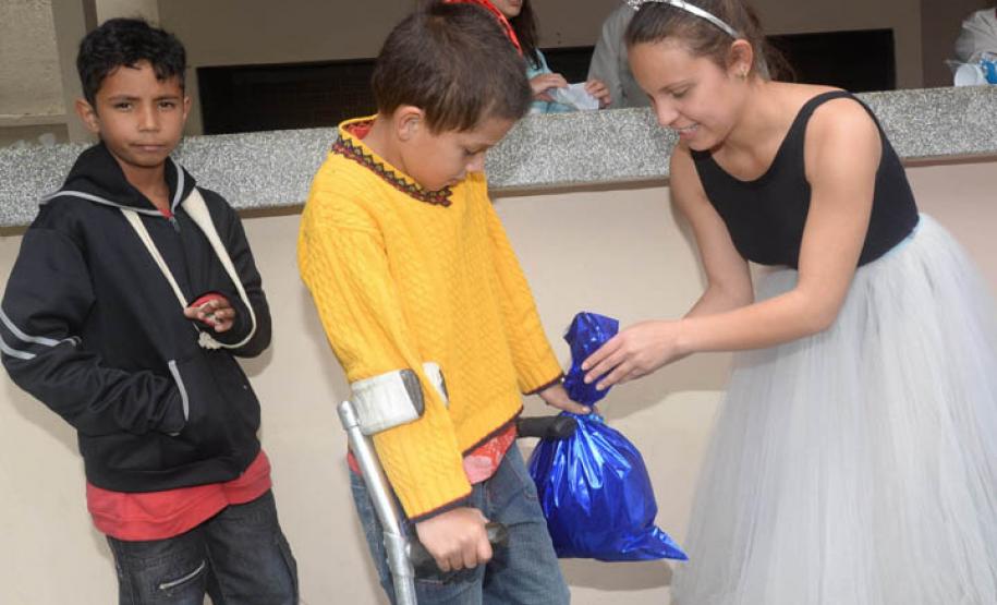 Crianças recebem brinquedos do Hospital do Trabalhador. Curitiba, 10/10/2016