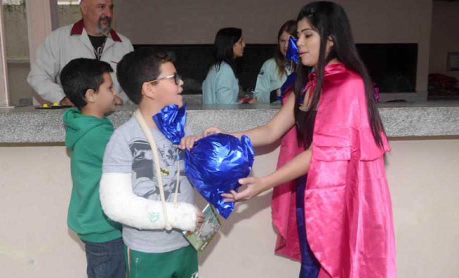 Crianças recebem brinquedos do Hospital do Trabalhador. Curitiba, 10/10/2016