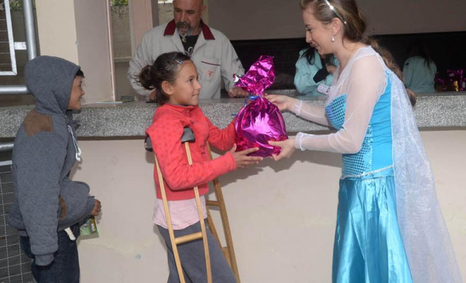Crianças recebem brinquedos do Hospital do Trabalhador. Curitiba, 10/10/2016