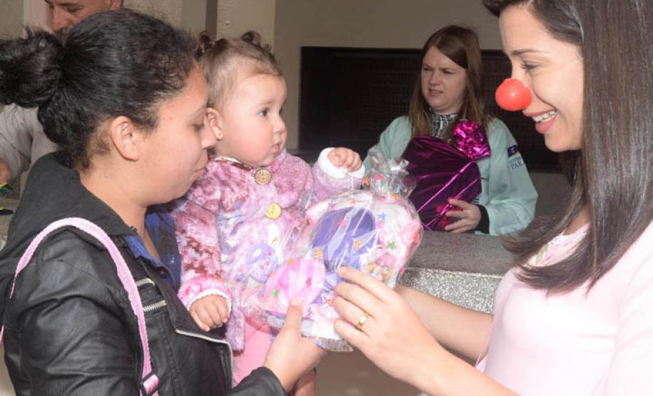 Crianças recebem brinquedos do Hospital do Trabalhador. Curitiba, 10/10/2016