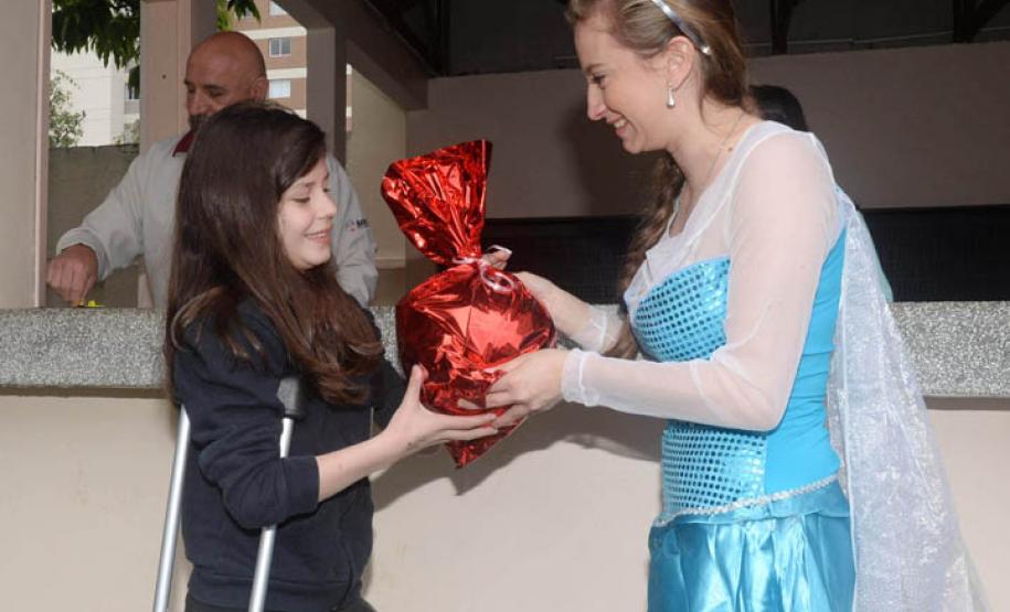 Crianças recebem brinquedos do Hospital do Trabalhador. Curitiba, 10/10/2016