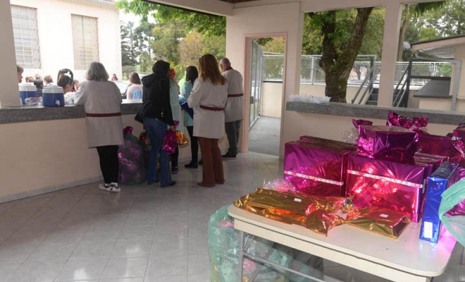 Crianças recebem brinquedos do Hospital do Trabalhador. Curitiba, 10/10/2016