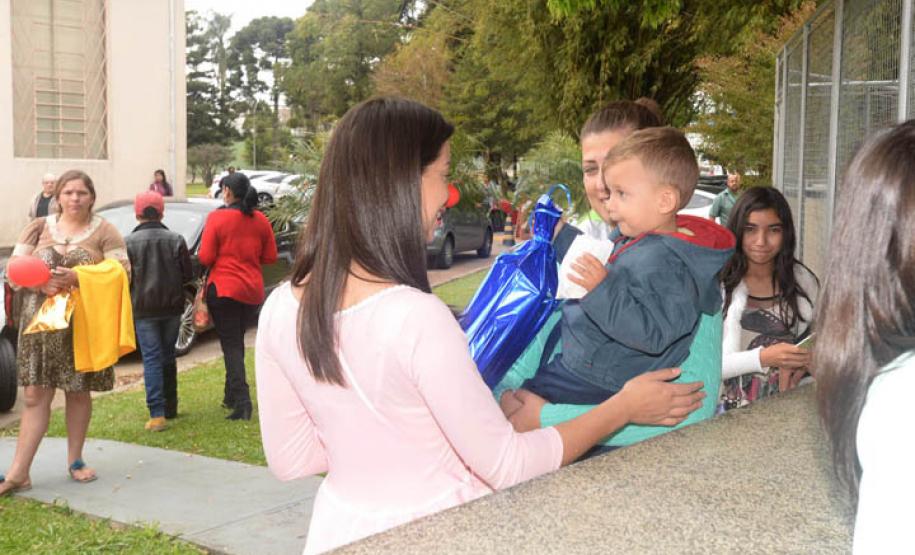 Crianças recebem brinquedos do Hospital do Trabalhador. Curitiba, 10/10/2016