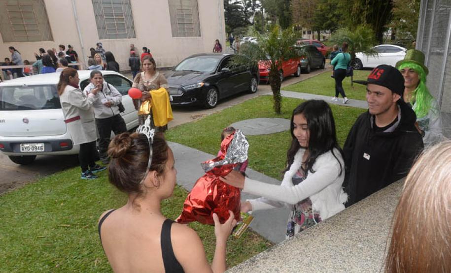 Crianças recebem brinquedos do Hospital do Trabalhador. Curitiba, 10/10/2016
