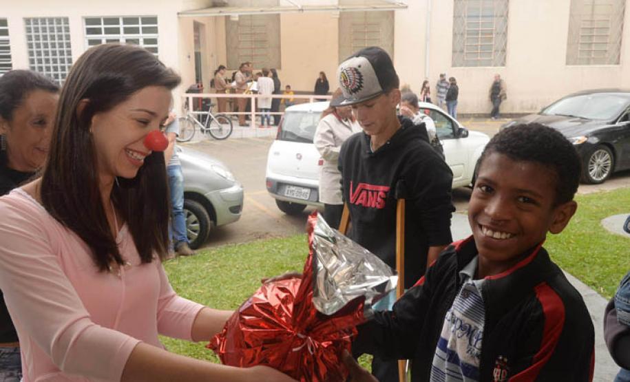 Crianças recebem brinquedos do Hospital do Trabalhador. Curitiba, 10/10/2016