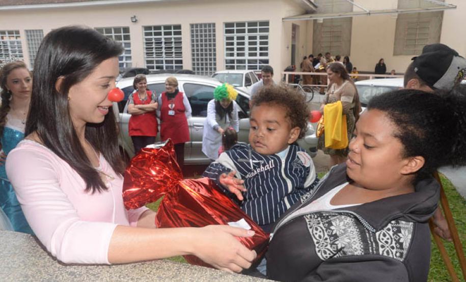 Crianças recebem brinquedos do Hospital do Trabalhador. Curitiba, 10/10/2016
