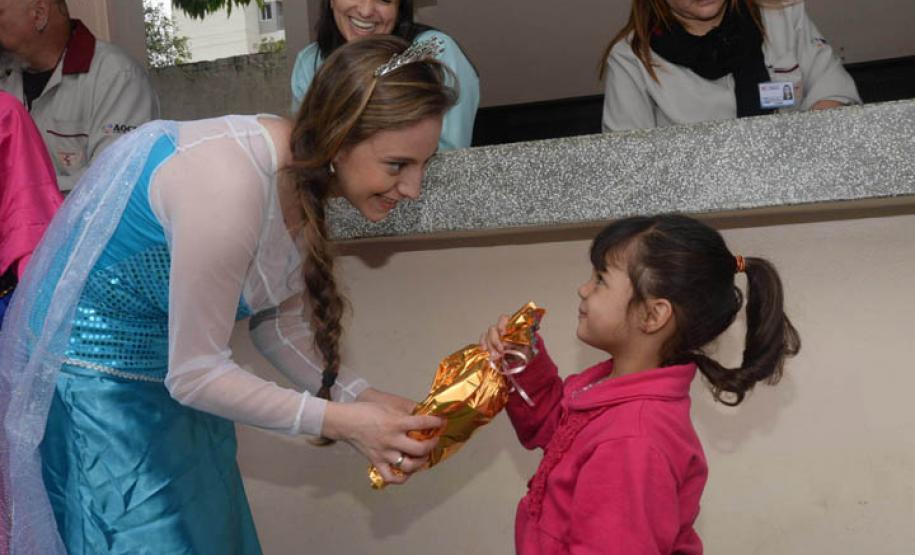 Crianças recebem brinquedos do Hospital do Trabalhador. Curitiba, 10/10/2016