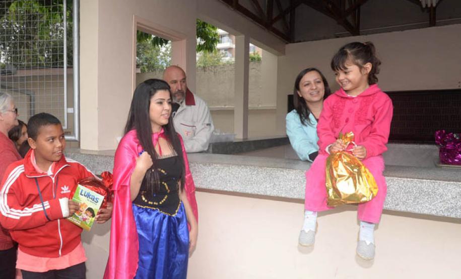 Crianças recebem brinquedos do Hospital do Trabalhador. Curitiba, 10/10/2016