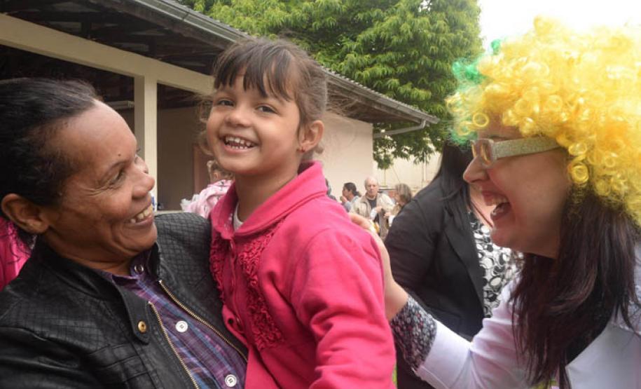 Crianças recebem brinquedos do Hospital do Trabalhador. Curitiba, 10/10/2016