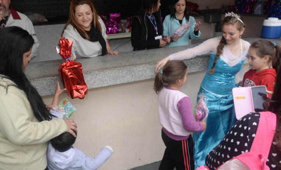 Crianças recebem brinquedos do Hospital do Trabalhador. Curitiba, 10/10/2016