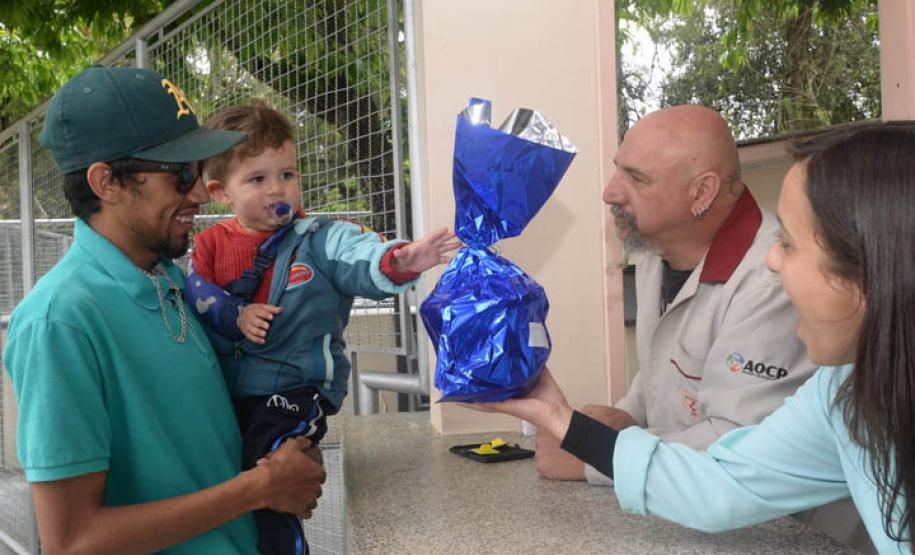 Crianças recebem brinquedos do Hospital do Trabalhador. Curitiba, 10/10/2016