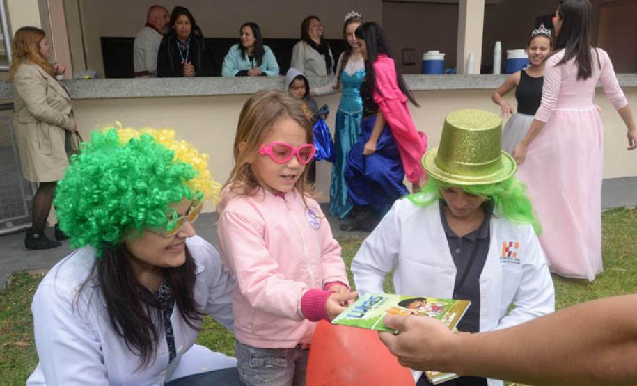 Crianças recebem brinquedos do Hospital do Trabalhador. Curitiba, 10/10/2016