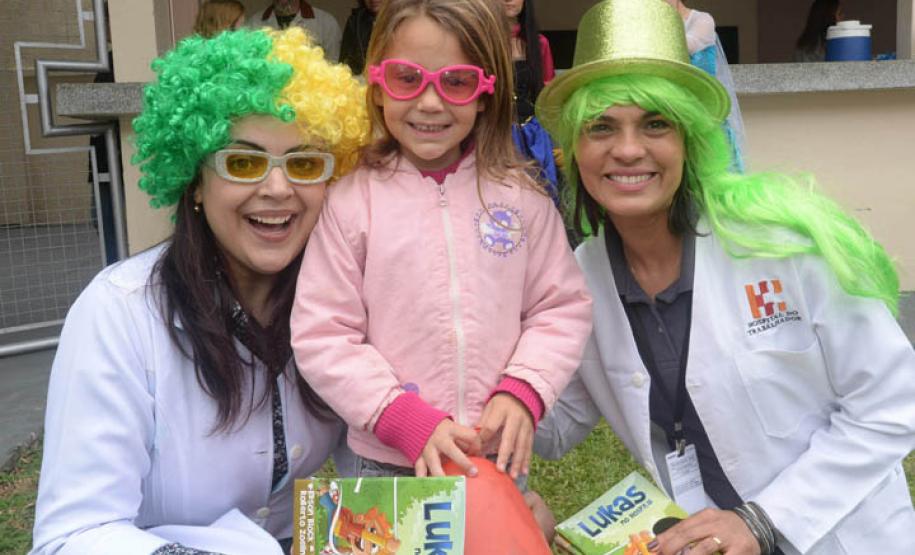Crianças recebem brinquedos do Hospital do Trabalhador. Curitiba, 10/10/2016