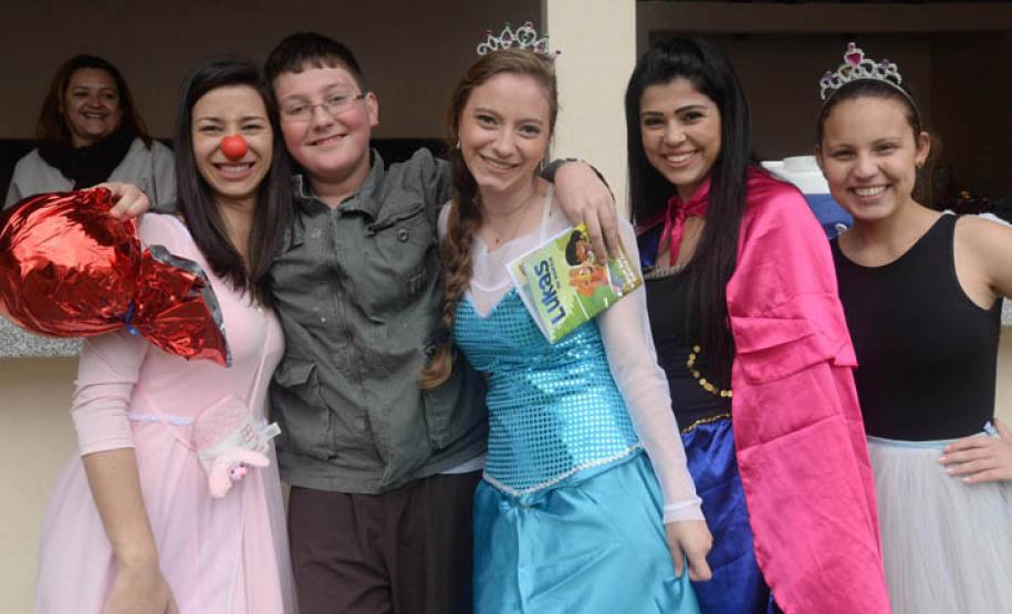 Crianças recebem brinquedos do Hospital do Trabalhador. Curitiba, 10/10/2016