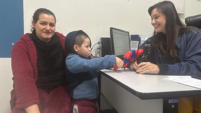 Cintia e o filho Thiago, com a doutora Fabíola